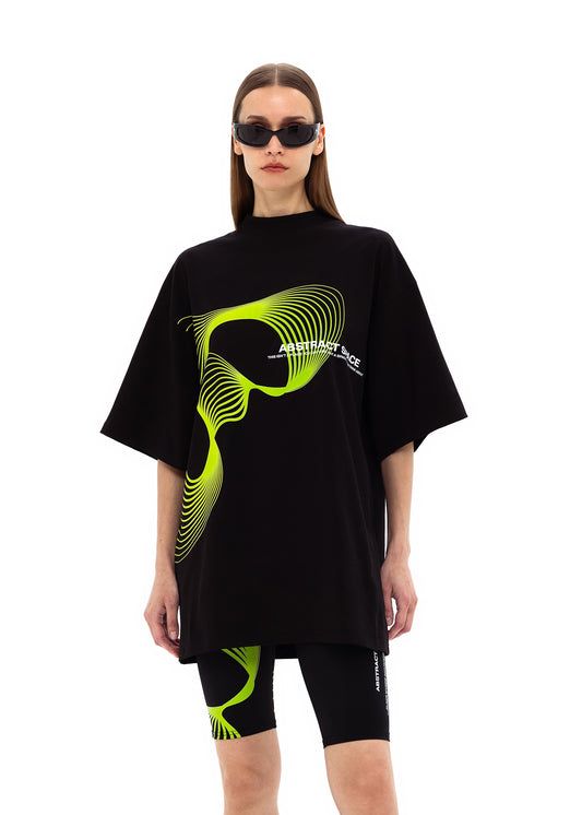 Remera oversize negra con diseño verde neón abstracto