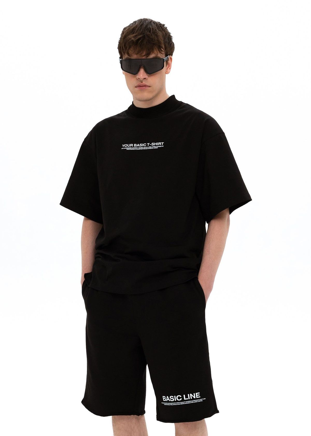 Remera negra con texto YOUR BASIC T-SHIRT en el pecho y diseño minimalista